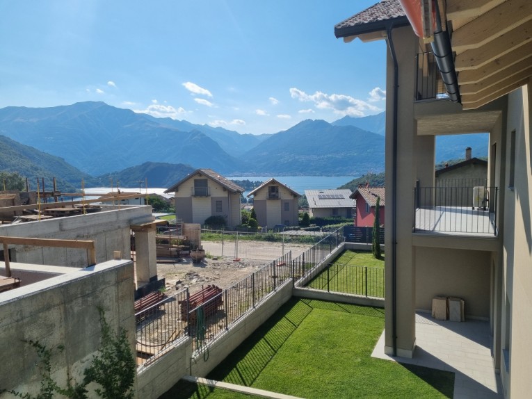 Nuovo appartamento con splendida vista lago